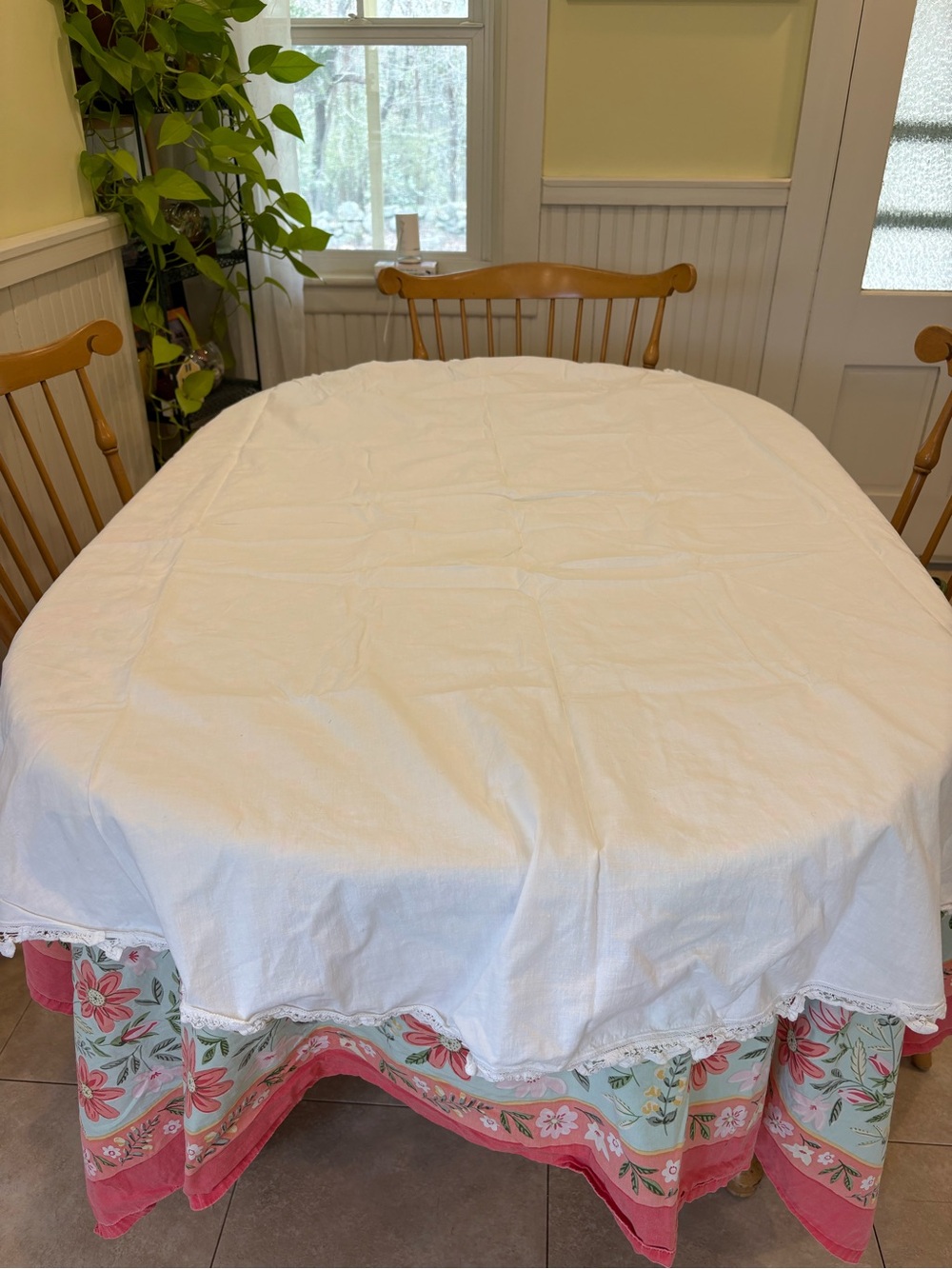 White 100% Cotton Round Vintage Tablecloth with Eyelet Trim